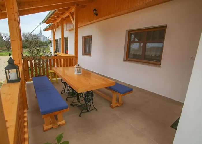 Rozsa Vendeghaz 別荘 *